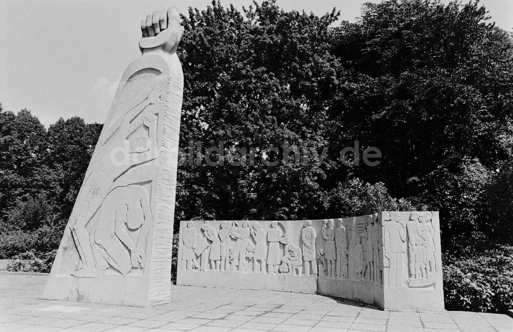 DDR-Fotoarchiv: Berlin - Denkmal für die Opfer der Köpenicker Blutwoche in Berlin in der DDR