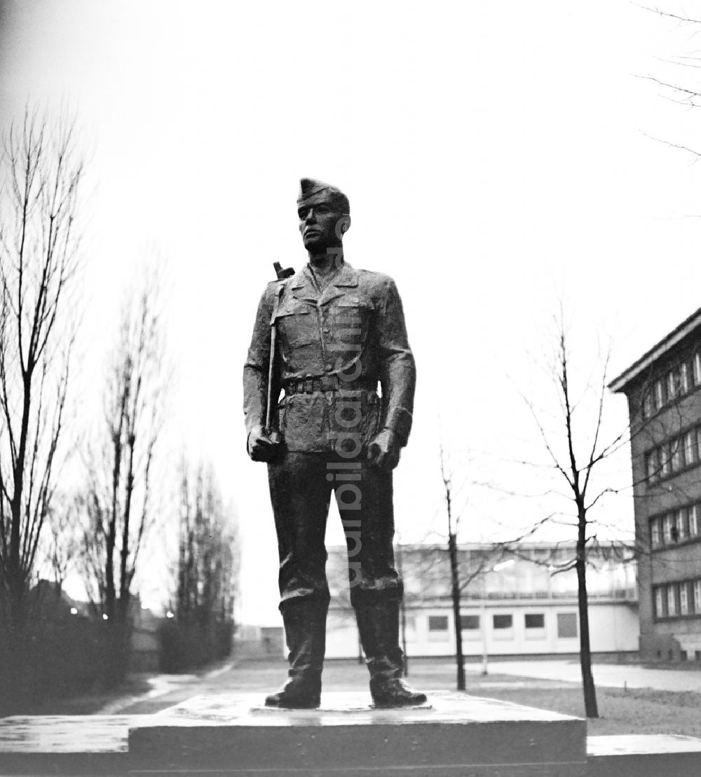 DDR-Bildarchiv: Berlin - Denkmal eines Soldaten vor der Stadtkommandantur von Berlin, geschaffen von Hans Eickworth (Bildhauer) Foto: Lange Umschlagnr