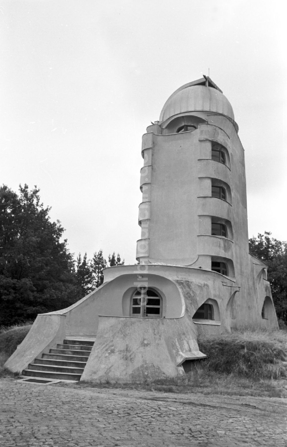 Potsdam: Der Große Refraktor Einsteinturm auf dem Telegrafenberg in Potsdam in der DDR