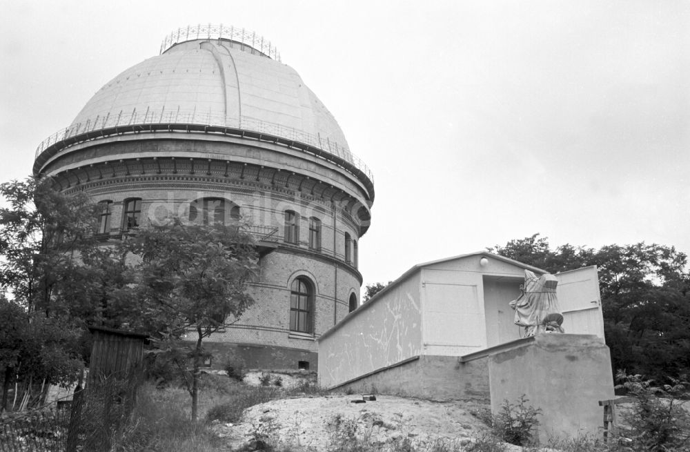 DDR-Bildarchiv: Potsdam - Der Große Refraktor Einsteinturm auf dem Telegrafenberg in Potsdam in der DDR