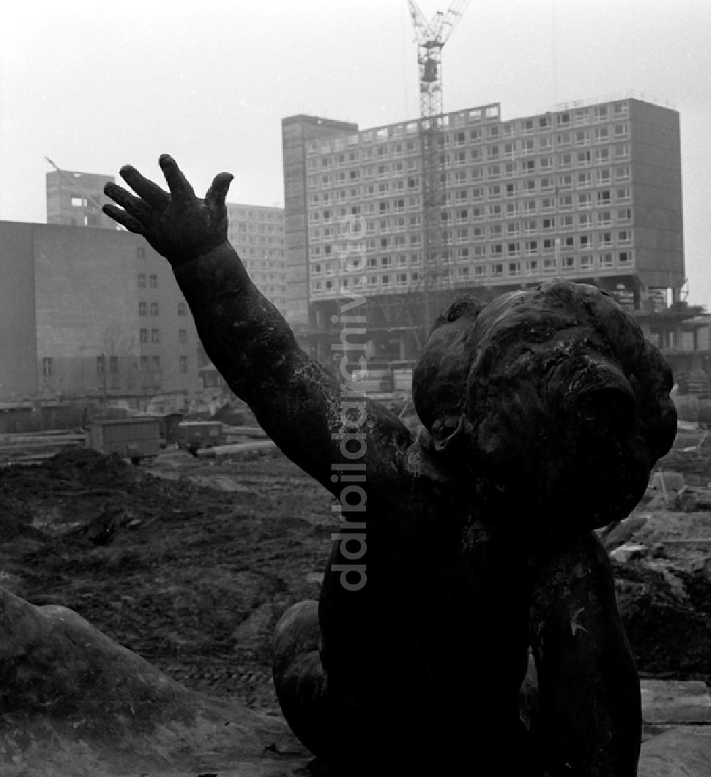 Berlin: Der Neptunbrunnen in Berlin-Mitte vor dem Fernesehturm