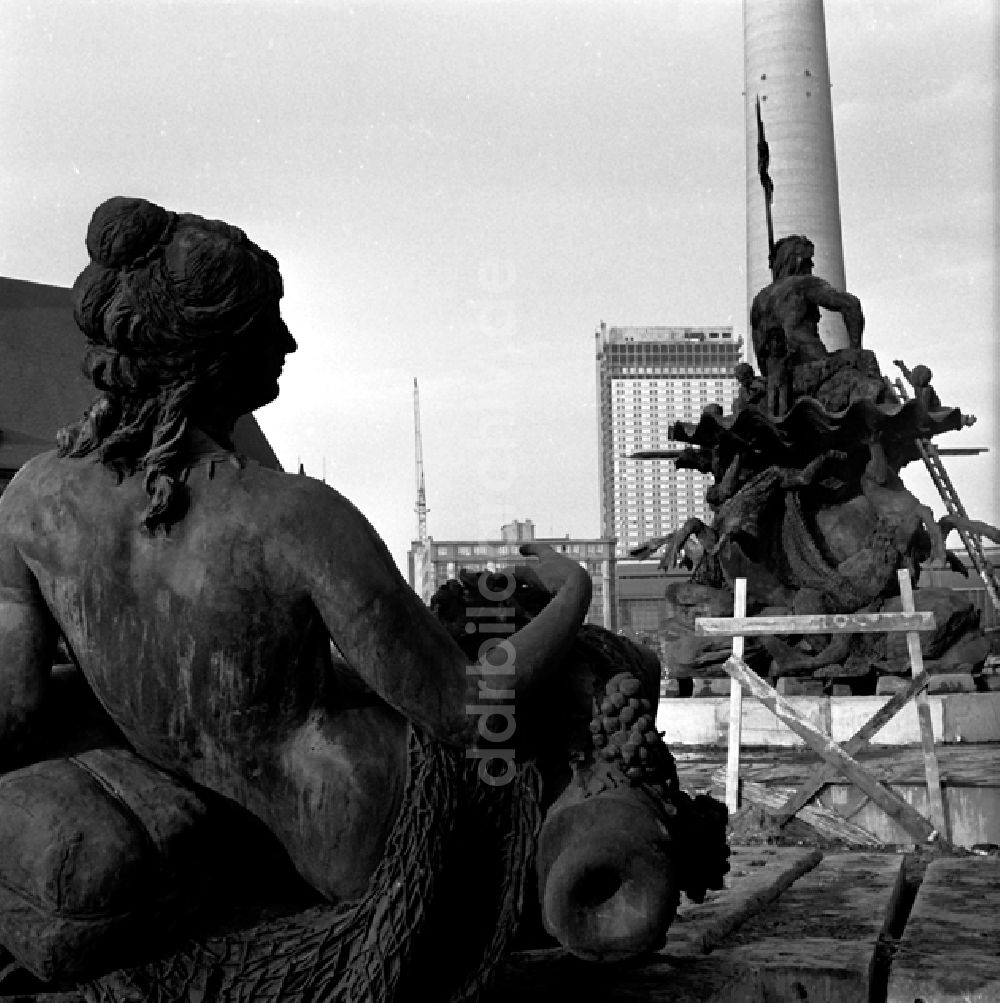 DDR-Fotoarchiv: Berlin - Der Neptunbrunnen in Berlin-Mitte vor dem Fernesehturm