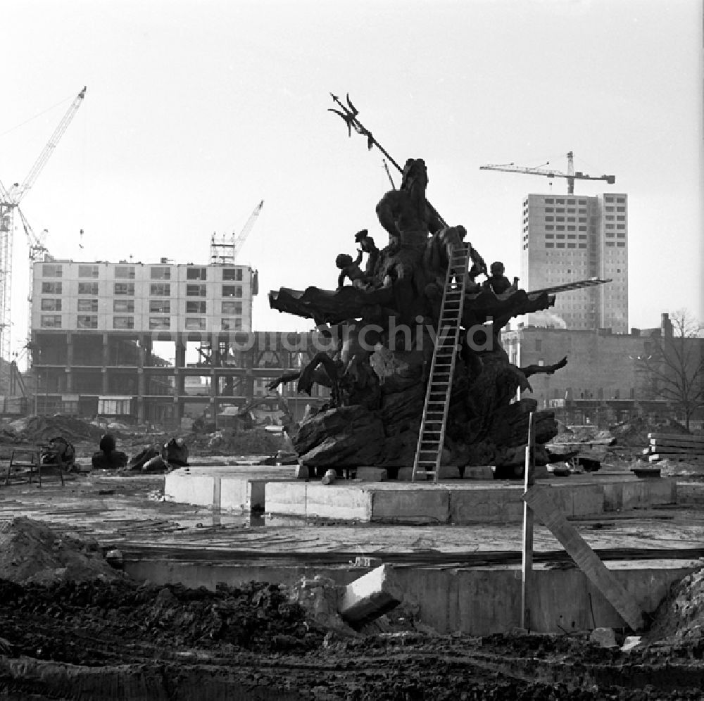 Berlin: Der Neptunbrunnen in Berlin-Mitte vor dem Fernesehturm