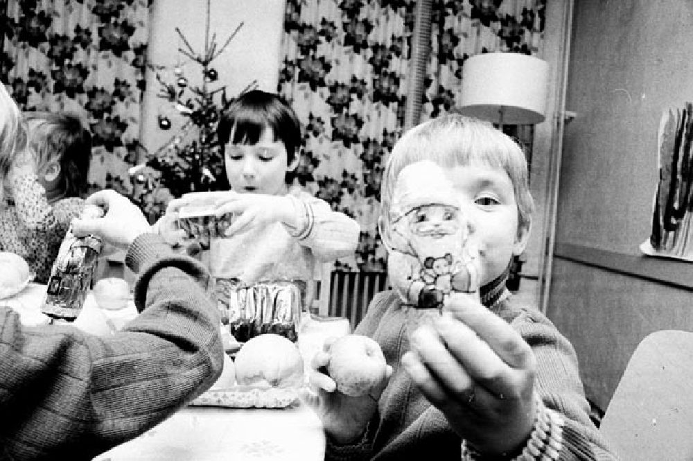 Berlin: 23.Dezember 1973 Die Kinder des Jugendheims Markarenkow bei der