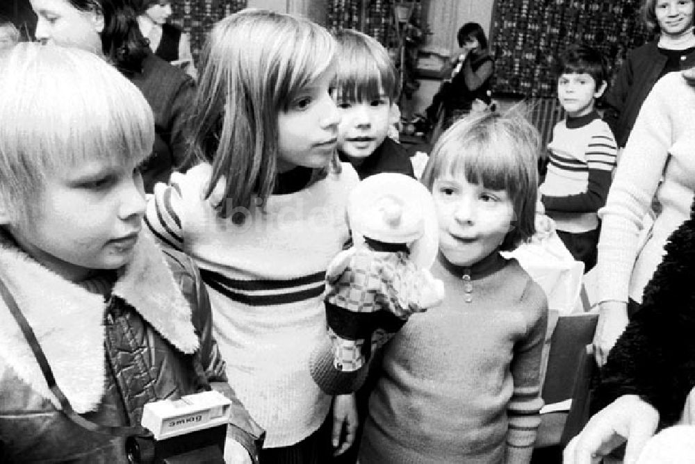 DDR-Bildarchiv: Berlin - 23.Dezember 1973 Die Kinder des Jugendheims Markarenkow bei der