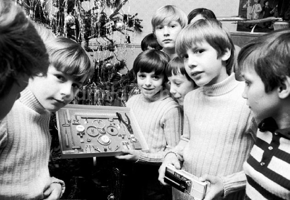 Berlin: 23.Dezember 1973 Die Kinder des Jugendheims Markarenkow bei der