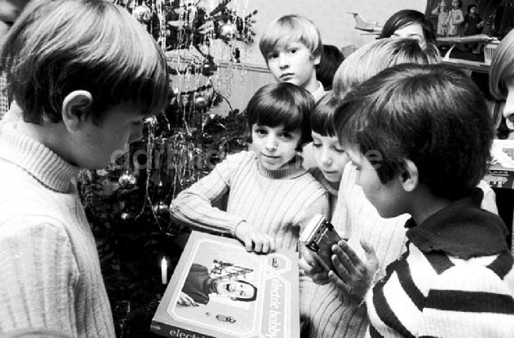 DDR-Fotoarchiv: Berlin - 23.Dezember 1973 Die Kinder des Jugendheims Markarenkow bei der