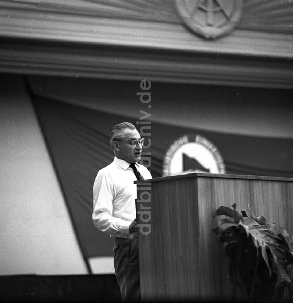 DDR-Fotoarchiv: Berlin - Dezember 1966 Paul Verner spricht in der Parteihochschule (Jubiläum) Foto: Schönfeld