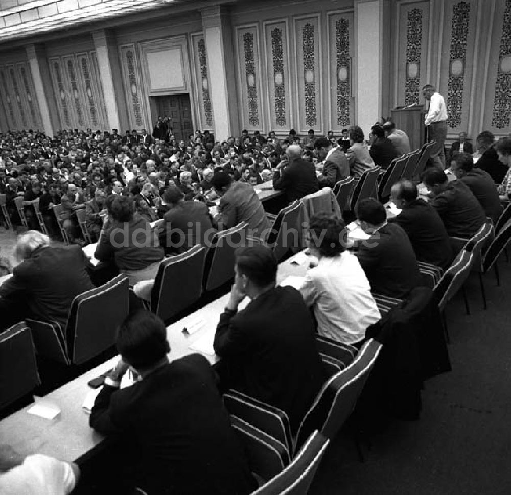 DDR-Bildarchiv: Berlin - Dezember 1966 Paul Verner spricht in der Parteihochschule (Jubiläum) Foto: Schönfeld