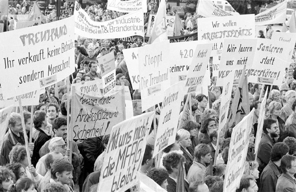 DDR-Bildarchiv: Berlin - DGB Demonstration auf dem Alexanderplatz 02.10.1992