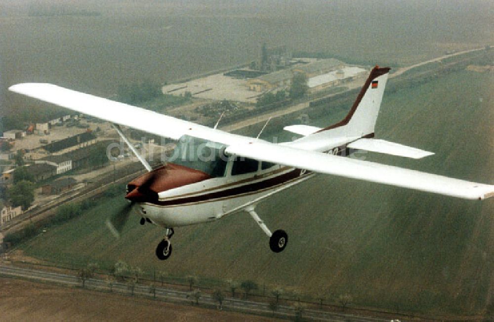 DDR-Bildarchiv: Magdeburg - Die Freiheit ist grenzenlos mit einer Cessna 172 über Magdeburg (Sachsen-Anhalt) 07.05.1992