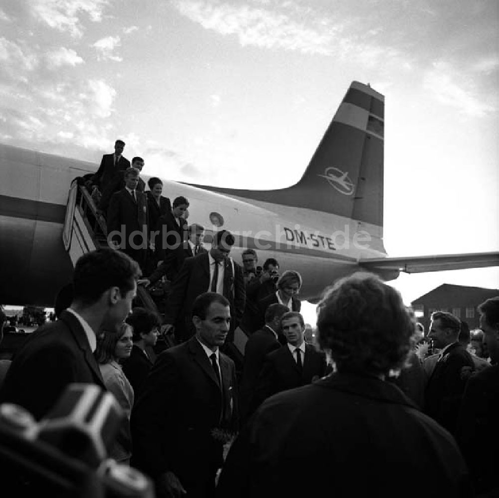 Berlin: Die Leichtathletik-Mannschaft der DDR kommt nach der Europameisterschaft in Budapest auf dem Flughafen Berlin-Schönefeld an Foto: Schönfeld