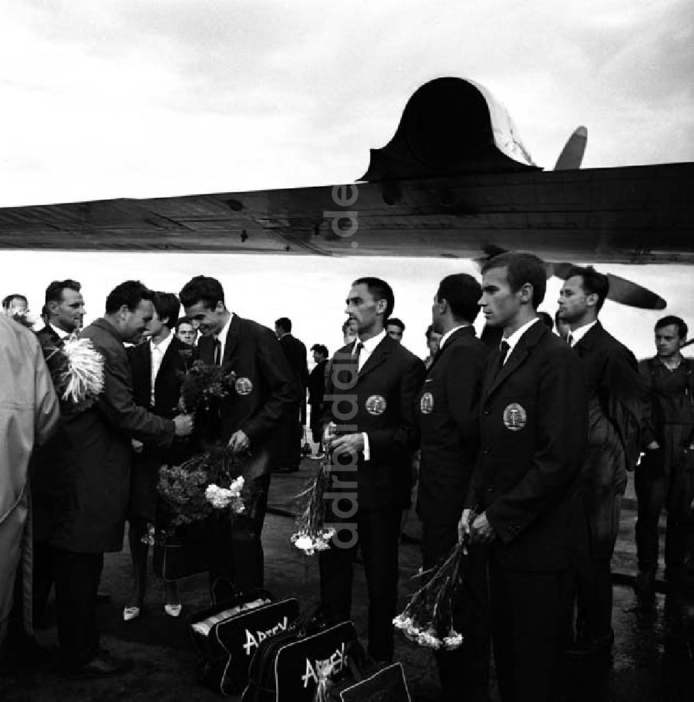 DDR-Bildarchiv: Berlin - Die Leichtathletik-Mannschaft der DDR kommt nach der Europameisterschaft in Budapest auf dem Flughafen Berlin-Schönefeld an Foto: Schönfeld