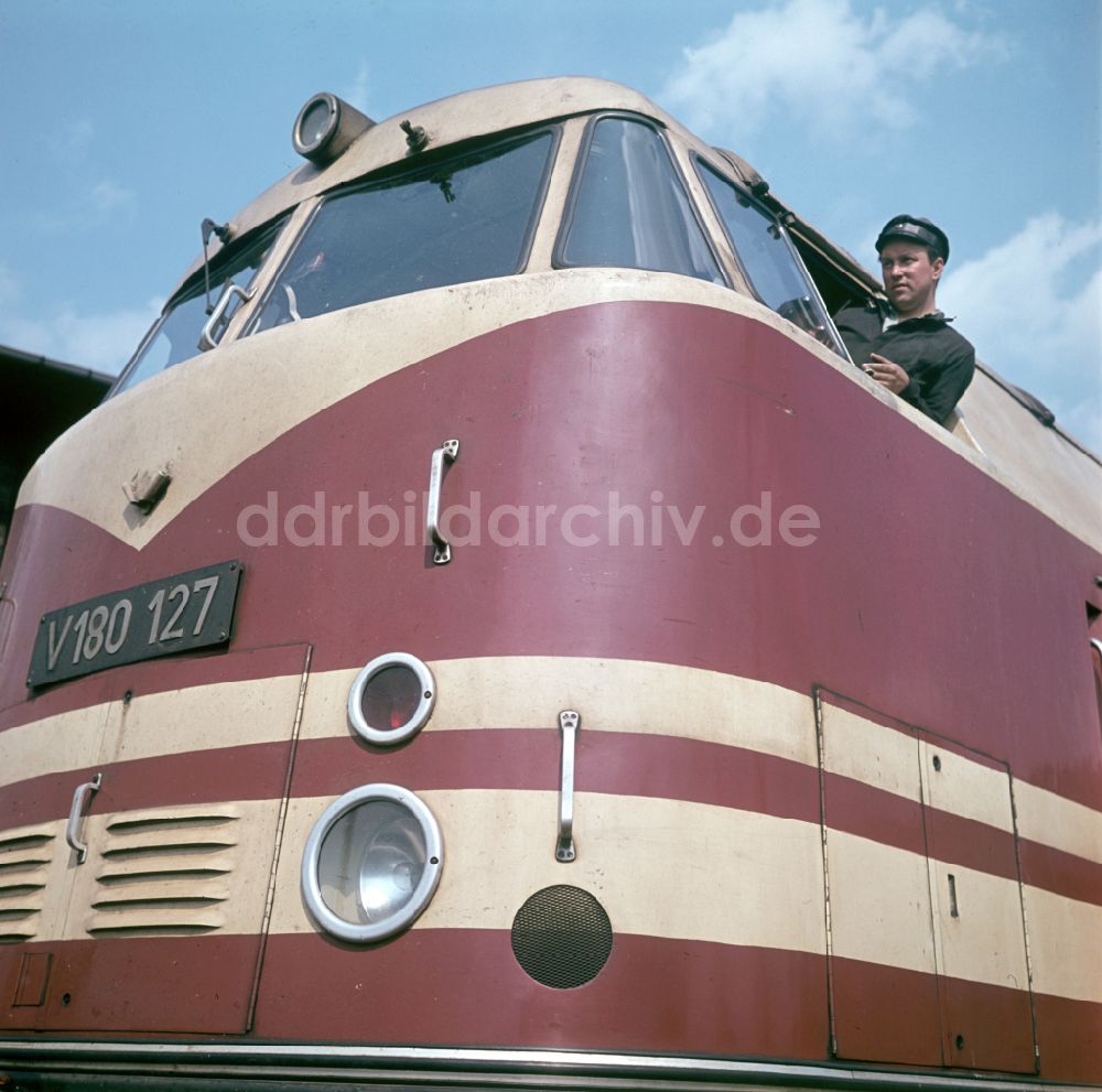 DDR-Fotoarchiv: Berlin - Diesellokomotive der Baureihe Baureihe V 180 der Deutschen Reichsbahn in Berlin in der DDR