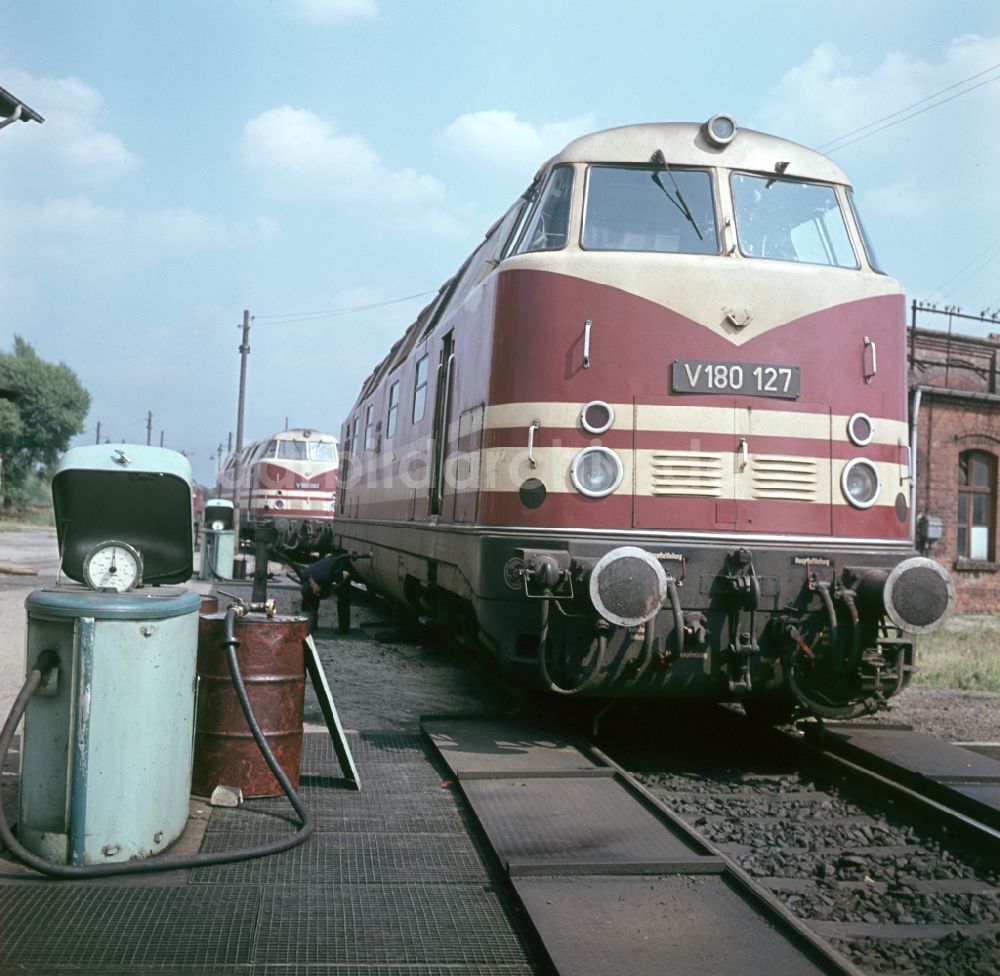 Berlin: Diesellokomotive der Baureihe Baureihe V 180 der Deutschen Reichsbahn in Berlin in der DDR