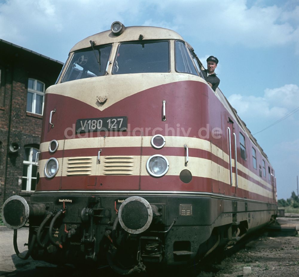 DDR-Bildarchiv: Berlin - Diesellokomotive der Baureihe Baureihe V 180 der Deutschen Reichsbahn in Berlin in der DDR