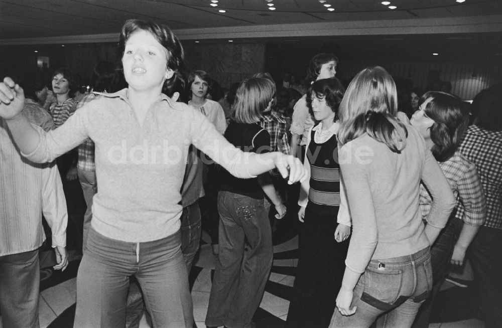 DDR-Bildarchiv: Berlin - Disco im Jugendtreff im Palast der Republik in Berlin in der DDR