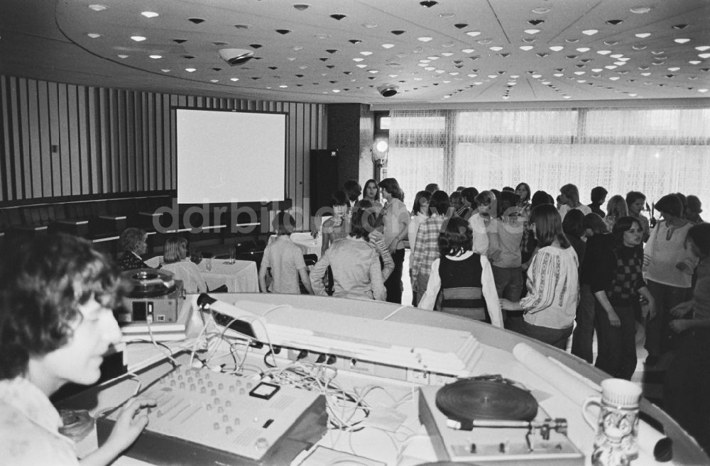DDR-Fotoarchiv: Berlin - Disco im Jugendtreff im Palast der Republik in Berlin in der DDR