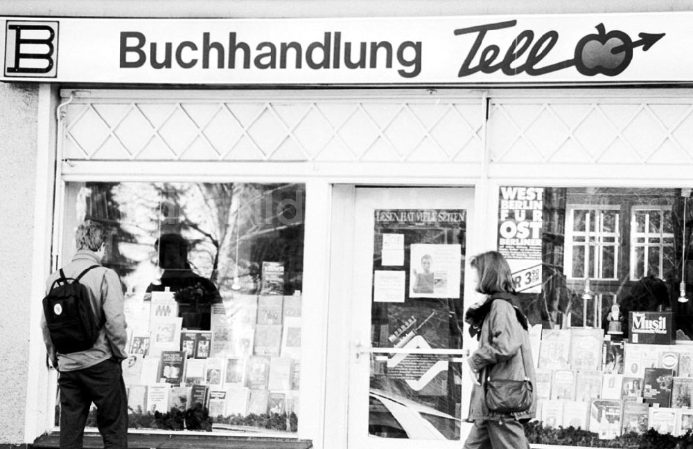 DDR-Fotoarchiv: Berlin-Mitte - DKP-Buchhandlung Tell in der Westberliner Tielstr. 21.12.89 Foto: Grahn Umschlagnummer: 1541