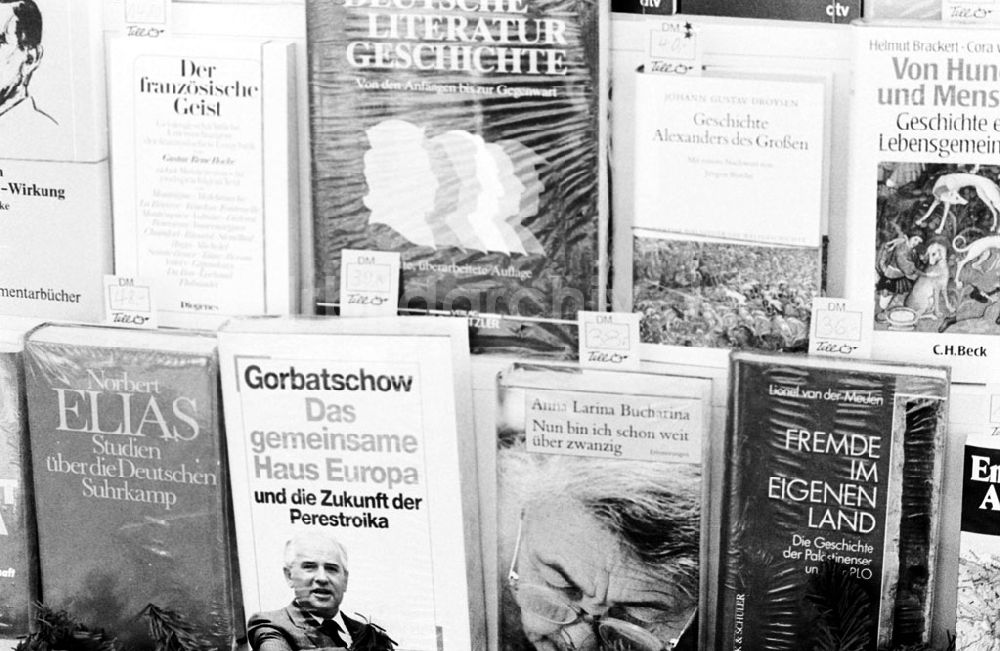 Berlin-Mitte: DKP-Buchhandlung Tell in der Westberliner Tielstr. 21.12.89 Foto: Grahn Umschlagnummer: 1541