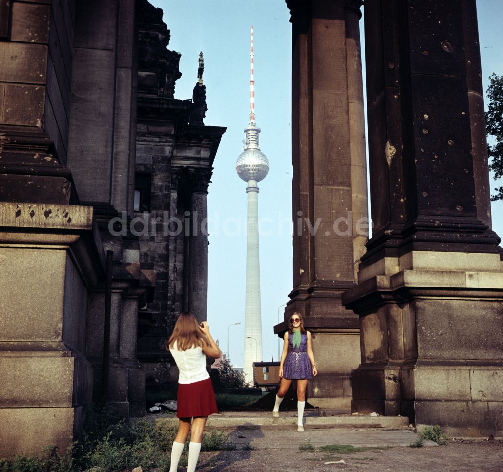 Berlin: Dom- Fassade Berliner Dom in Berlin in der DDR