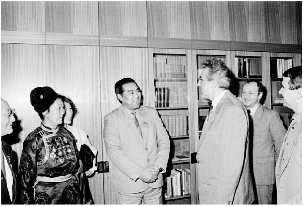 Berlin: 27.10.1986 Egon Krenz empfing die mongolische Jugenddelegation.