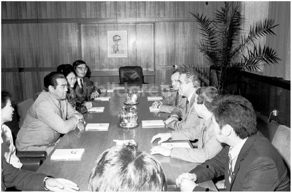 DDR-Bildarchiv: Berlin - 27.10.1986 Egon Krenz empfing die mongolische Jugenddelegation.