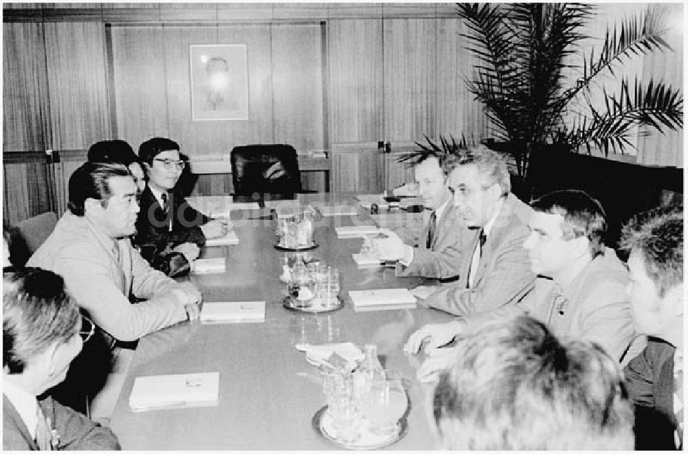 DDR-Fotoarchiv: Berlin - 27.10.1986 Egon Krenz empfing die mongolische Jugenddelegation.