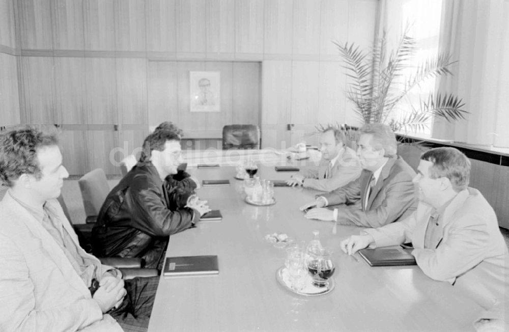 DDR-Fotoarchiv: Berlin - Egon Krenz empfängt Jugenddeligation aus der BRD im ZK der SED.