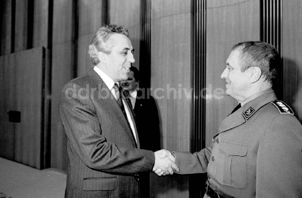 DDR-Bildarchiv: Berlin - 20.11.1986 Egon Krenz empfängt die Schweizer Armeedelegation im