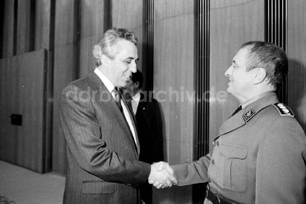 DDR-Fotoarchiv: Berlin - 20.11.1986 Egon Krenz empfängt die Schweizer Armeedelegation im