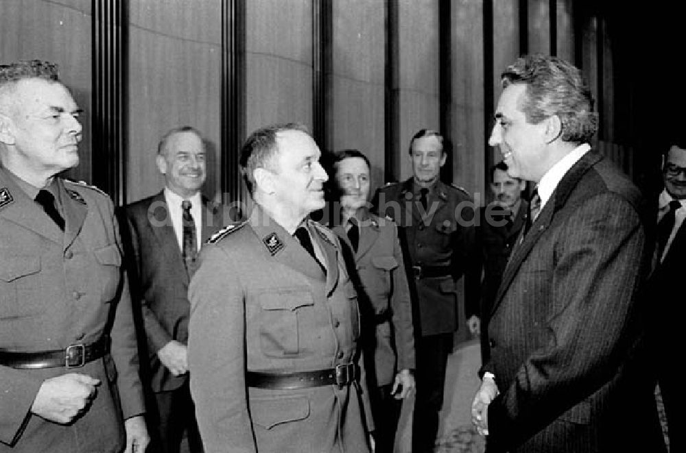 DDR-Bildarchiv: Berlin - 20.11.1986 Egon Krenz empfängt die Schweizer Armeedelegation im