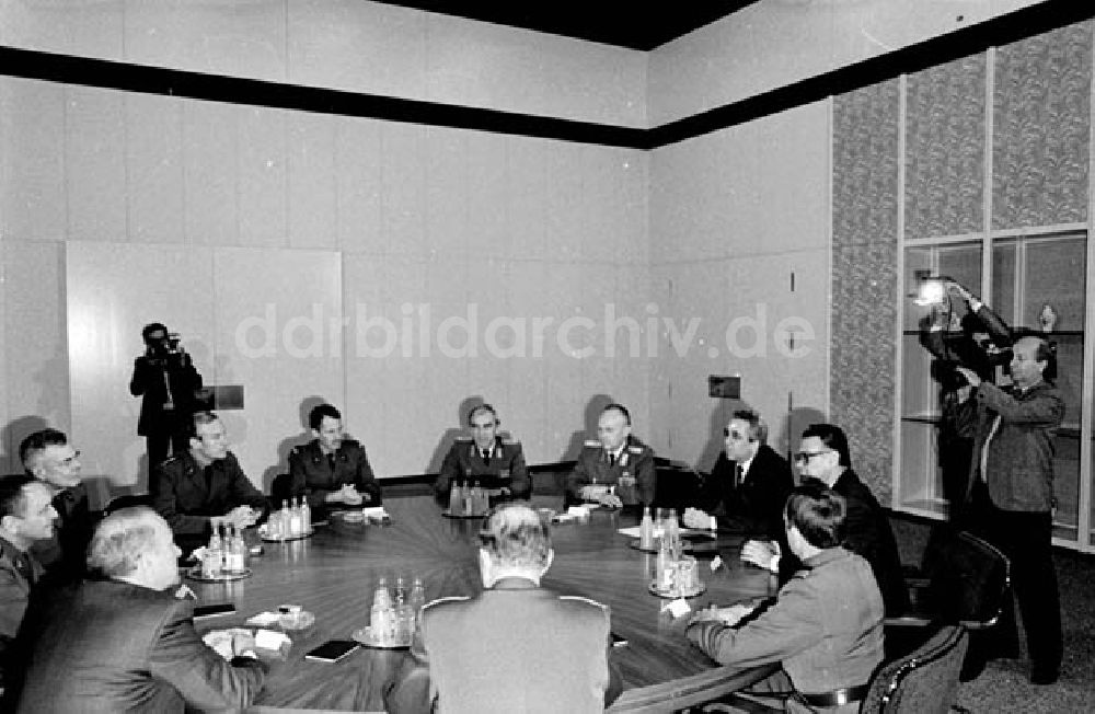 DDR-Fotoarchiv: Berlin - 20.11.1986 Egon Krenz empfängt die Schweizer Armeedelegation im