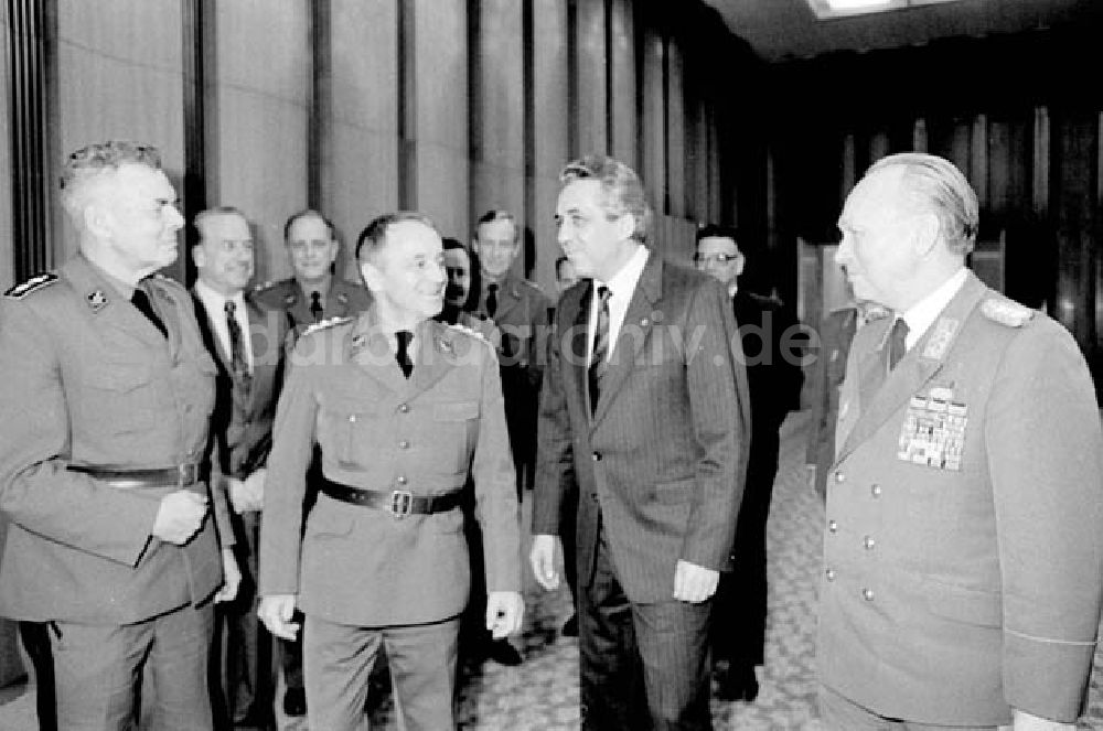 DDR-Bildarchiv: Berlin - 20.11.1986 Egon Krenz empfängt die Schweizer Armeedelegation im