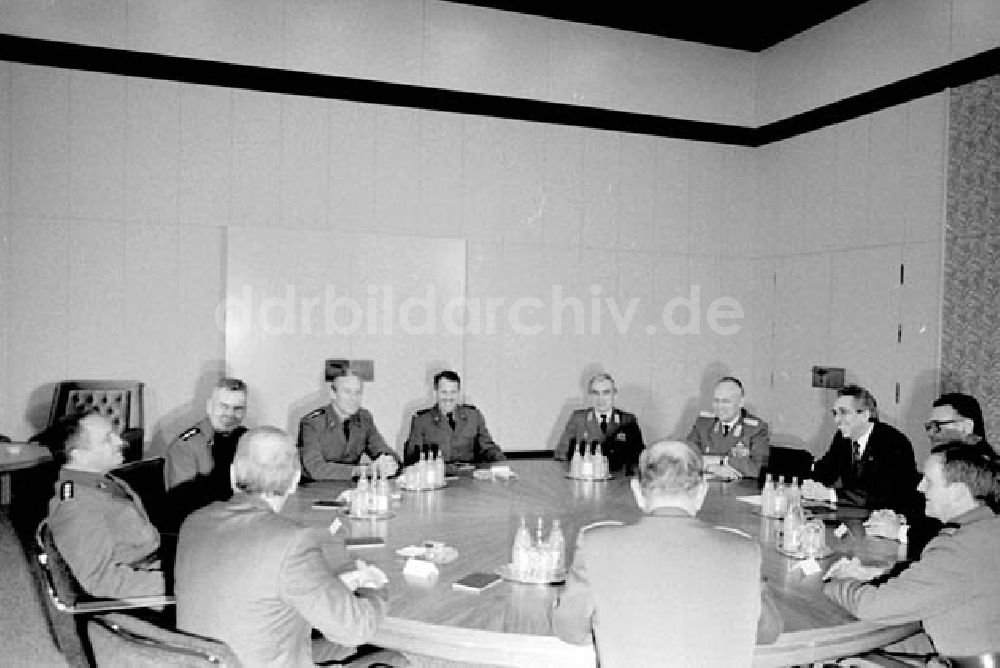 DDR-Fotoarchiv: Berlin - 20.11.1986 Egon Krenz empfängt die Schweizer Armeedelegation im