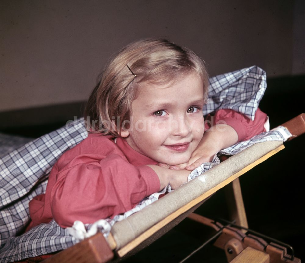 Berlin: Ein kleines Mädchen beim Mittagsschlaf im Kindergarten in Berlin in der DDR