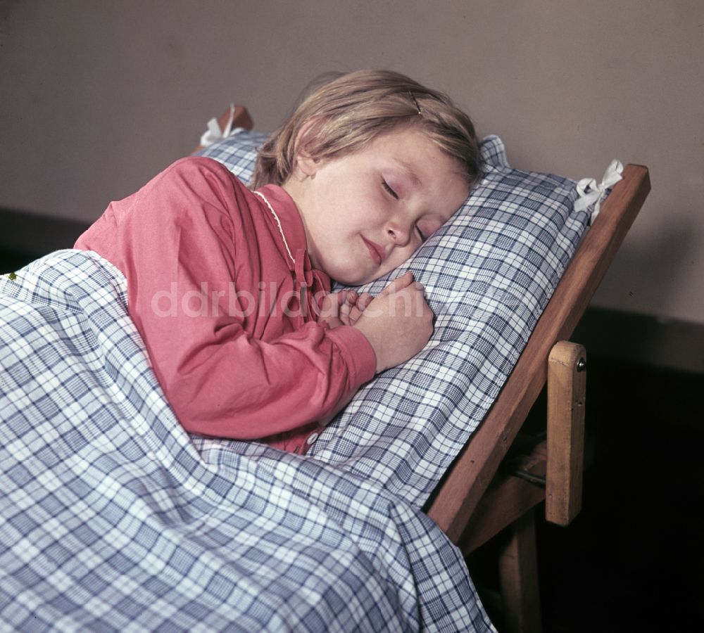 DDR-Fotoarchiv: Berlin - Ein kleines Mädchen beim Mittagsschlaf im Kindergarten in Berlin in der DDR