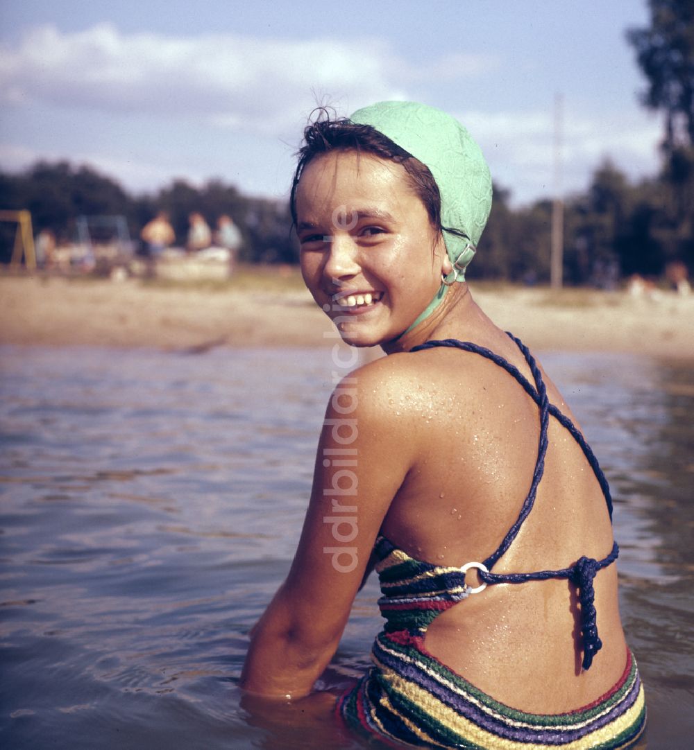 Berlin: Ein Mädchen im Badeanzug und mit Badekappe in einem Strandbad in Berlin in der DDR