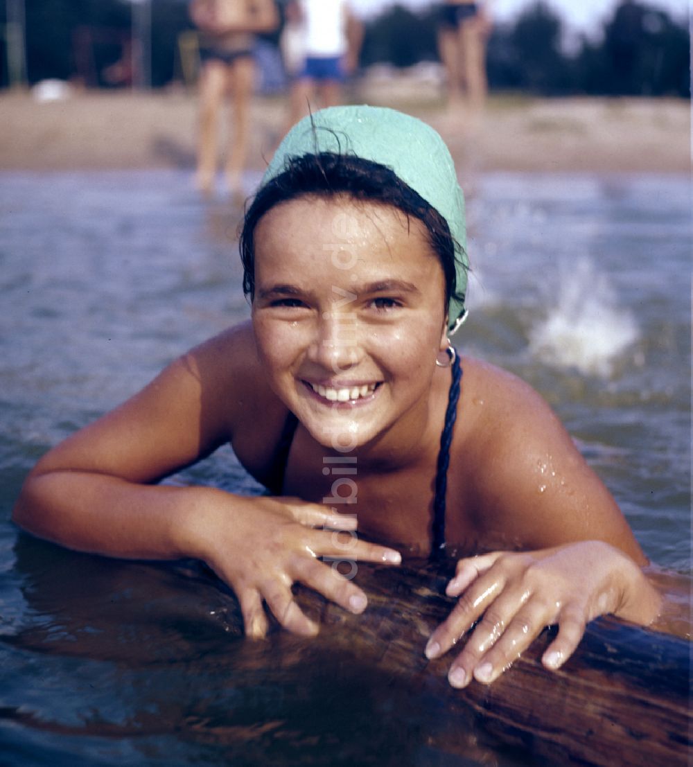 DDR-Bildarchiv: Berlin - Ein Mädchen im Badeanzug und mit Badekappe in einem Strandbad in Berlin in der DDR