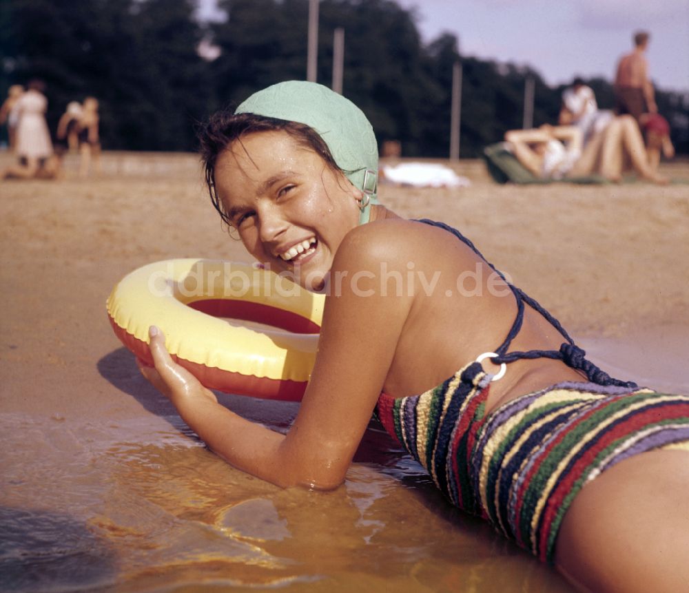 DDR-Fotoarchiv: Berlin - Ein Mädchen im Badeanzug, mit Badekappe und Schwimmring in einem Strandbad in Berlin in der DDR