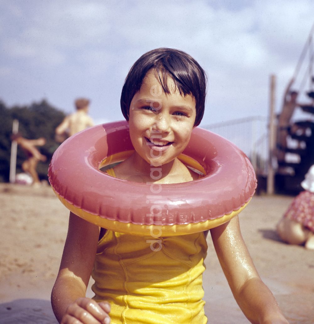 DDR-Bildarchiv: Berlin - Ein Mädchen im Badeanzug und mit Schwimmring in einem Strandbad in Berlin in der DDR