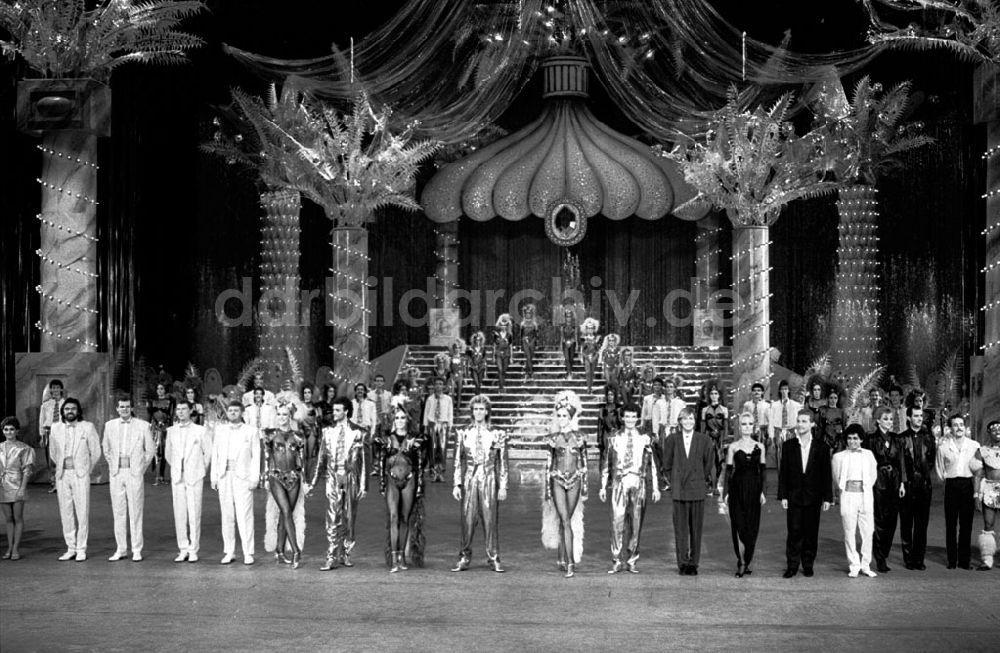 Berlin-Mitte: Einfach Zauberhaft - neue Revuepremiere im Friedrichstadtpalast 01.10.89 Foto: ND/ Grahn Umschlagnummer: 1131