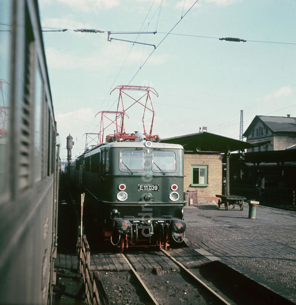 Tharandt: Elektrolokomotive der Deutschen Reichsbahn am Bahnhof der sächsischen Kleinstadt Tharandt in der DDR