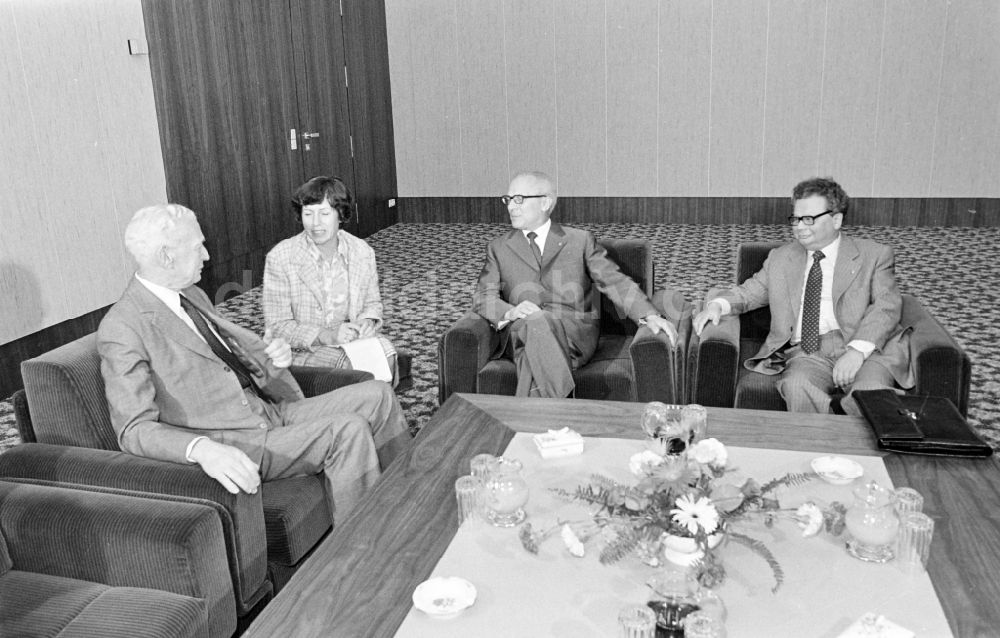 DDR-Fotoarchiv: Berlin - Empfang von Maurice Couve de Murville Frankreichs Außenminister in Berlin in der DDR