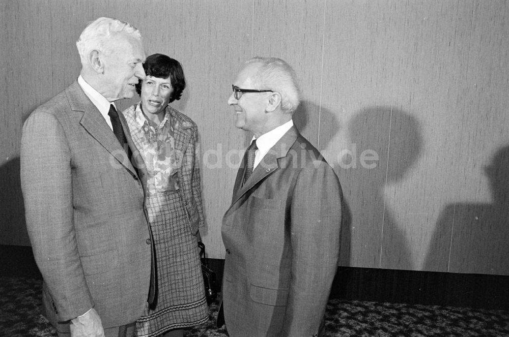 Berlin: Empfang von Maurice Couve de Murville Frankreichs Außenminister in Berlin in der DDR