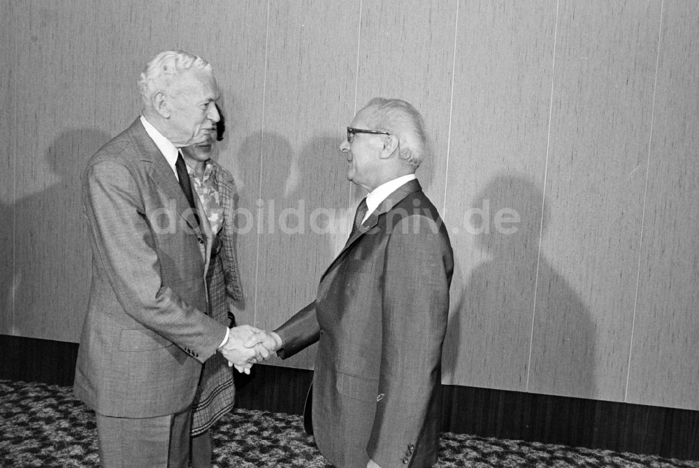 DDR-Fotoarchiv: Berlin - Empfang von Maurice Couve de Murville Frankreichs Außenminister in Berlin in der DDR