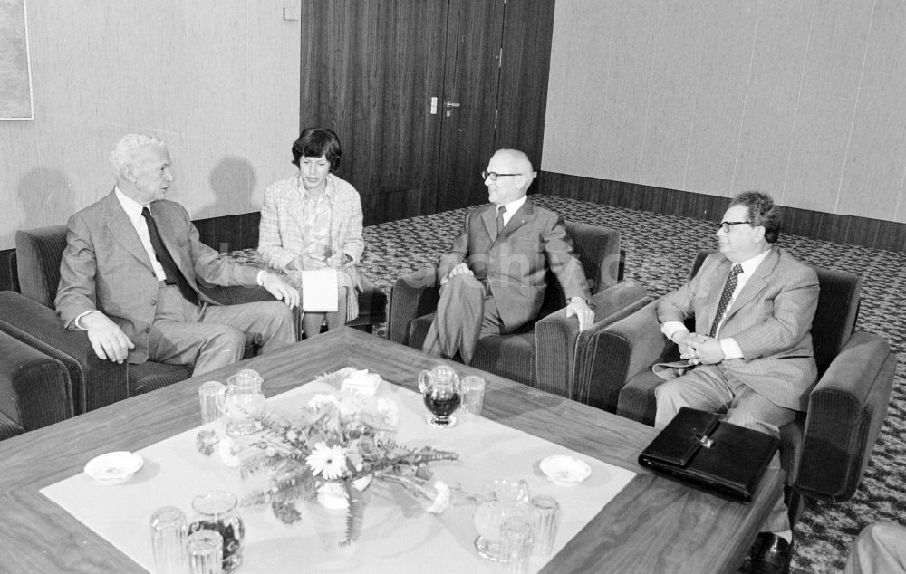 DDR-Bildarchiv: Berlin - Empfang von Maurice Couve de Murville Frankreichs Außenminister in Berlin in der DDR