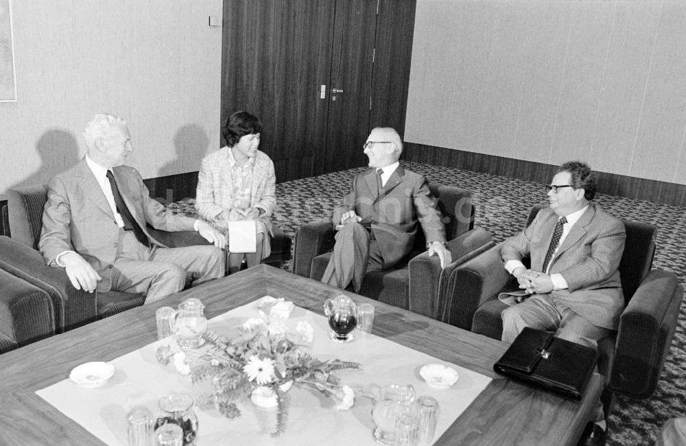 DDR-Fotoarchiv: Berlin - Empfang von Maurice Couve de Murville Frankreichs Außenminister in Berlin in der DDR