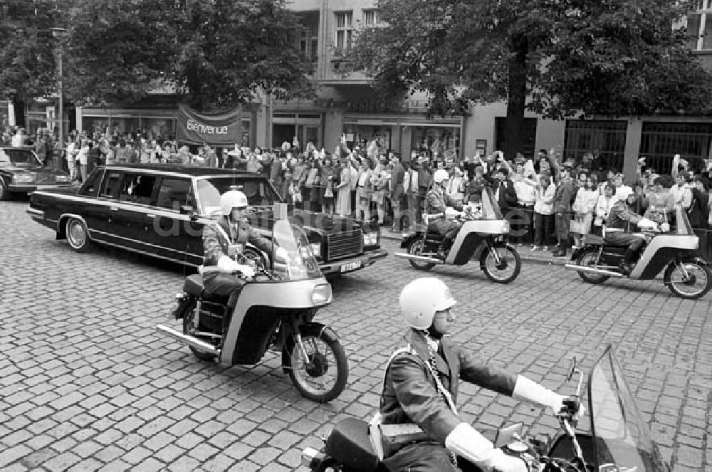 DDR-Bildarchiv: Berlin - Empfang von Wilfried Martens (Belgien) in der Ossietzkystrasse Umschlagnr.: 993 Foto: Bonitz