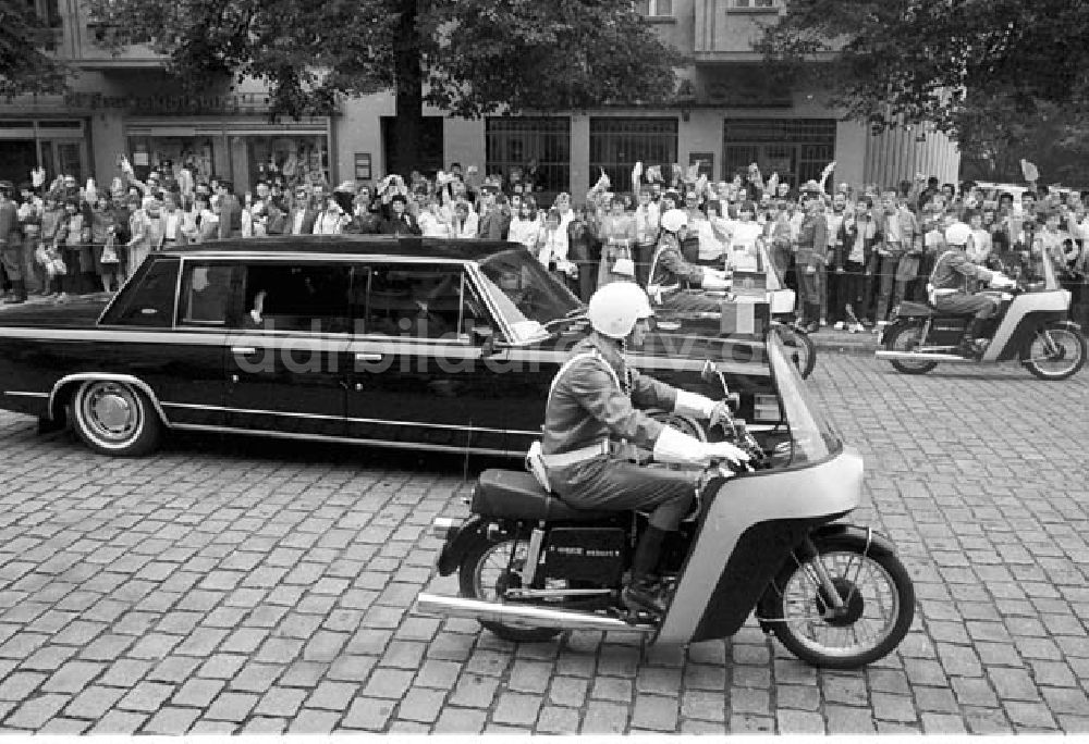 DDR-Fotoarchiv: Berlin - Empfang von Wilfried Martens (Belgien) in der Ossietzkystrasse Umschlagnr.: 993 Foto: Bonitz